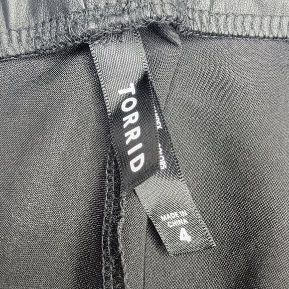 Torrid Plus Size 4 Solid Black Faux Leather Skinny Pull On Stretch‎ Leggings - Picture 5 of 5